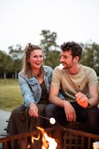 Foto van Anne en Bram, de bezielers van Fieflora, aan een vuurkorf